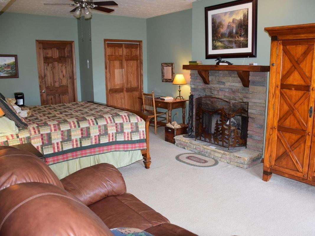 Long Mountain Lodge Bed & Breakfast Dahlonega Oda fotoğraf