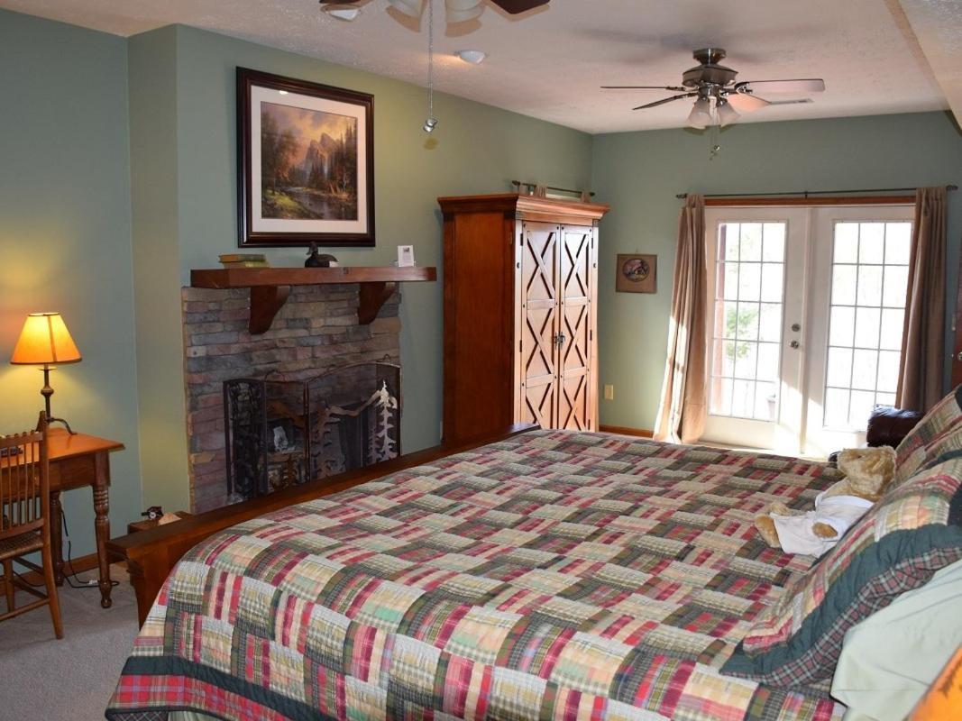 Long Mountain Lodge Bed & Breakfast Dahlonega Oda fotoğraf